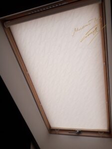Рулонные шторы на мансардном окне в ванной с тканью Woda 1834 Cream
