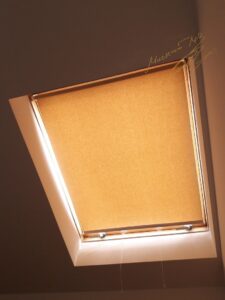 Рулонные шторы на мансардном окне в комнате с тканью A605 Latte