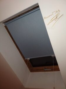 Рулонные шторы на мансардном окне в спальне с тканью Luminis 206 Air Blue
