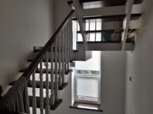 Рулонные шторы с тканью Luminis T01 White на лестнице