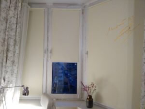 Рулоные шторы в спальне-с-тканью Umbra B.O. 56 Cream