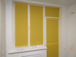 Рулонні штори на балконному блоці з тканиною Len T Yolk 0858