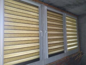 Тканинні ролети день-ніч з закритими системами на балконі з тканиною BH 81-13 Malachite