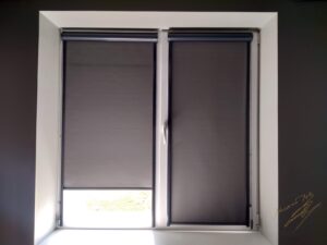 Рулонные шторы, закрытая п-образная система в графитном цвете.