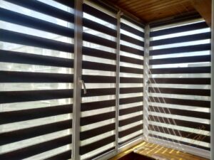 Штори день-ніч на балконі, що оббитий вагонкою, з тканиною BH-18 Wenge
