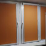 Персикові ролети блекаут в закритих коробах і з направляючими