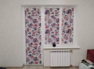 Рулонные шторы в спальне на балконном блоке с тканью F012 Либерти, аметист