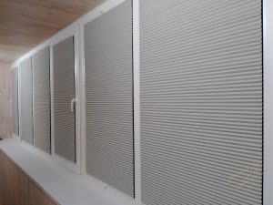 Пліссе блекаут на балконі